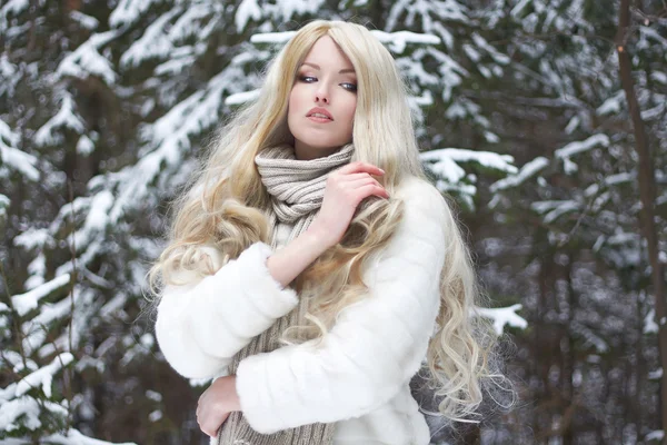 Krásná blonďatá žena v kožichu a šátek — Stock fotografie