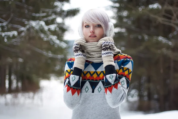 Jente med vinterpullover og skjerf – stockfoto