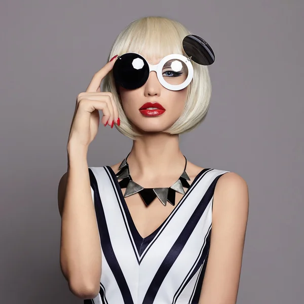 Menina beleza moda em óculos — Fotografia de Stock