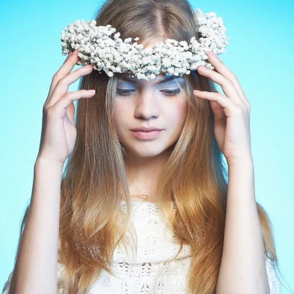 Meisje met bloemen op haar hoofd — Stockfoto