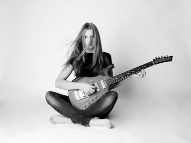 gitar ile güzel kız