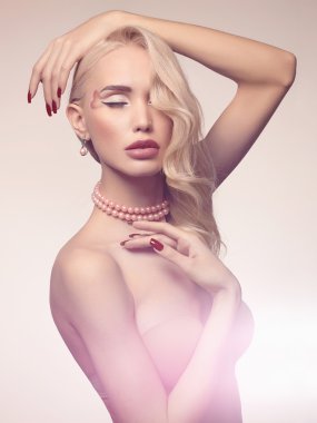 velentines gün makyaj ile güzel kız