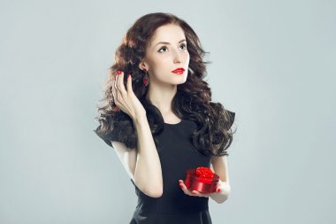  Hediye Kutusu Olan Kadın