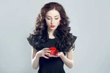 Hediye Kutusu Olan Kadın