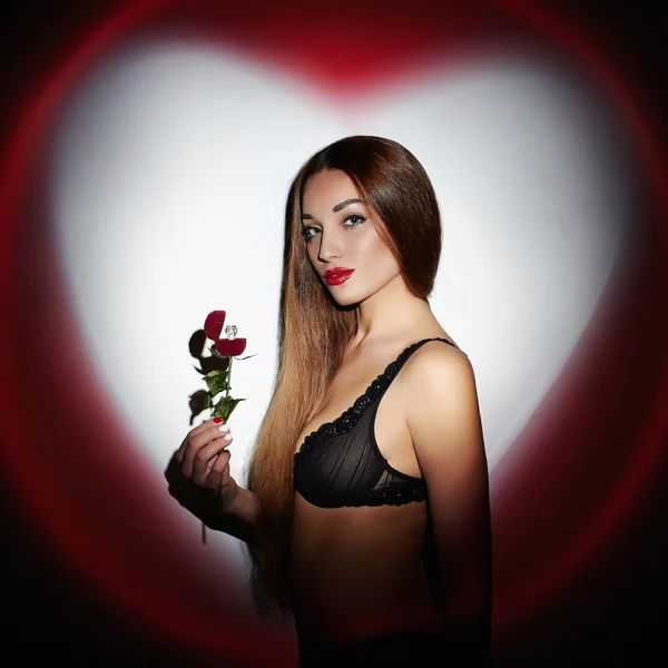 Bella ragazza sexy con cuore rosso — Foto Stock