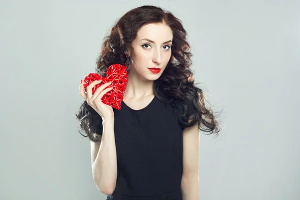 Mooi meisje met rood hart — Stockfoto