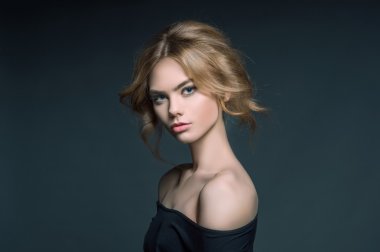 kalıcı makyaj ile sarışın kız