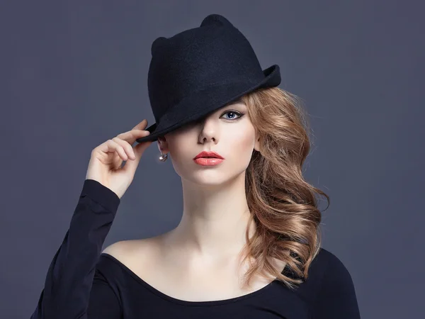 Belle jeune femme en chapeau — Photo