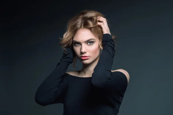 Schoonheid meisje in zwarte jurk — Stockfoto