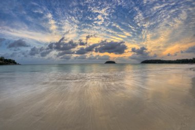 Günbatımı Güneydoğu Asya'da Hint Okyanusu üzerinde Phuket Thailand.The beach Kata denir