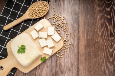 Kavanozda soya fasulyesi ve tahta kaşık. Tam alan derinliği. Vegan gıda konsepti. Sağlıklı beslenme