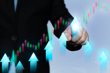 İş geliştirme başarıya ve büyüyen büyüme konseptine, İşadamı ok grafiğini işaret ederek şirketlerin gelecekteki büyüme planına