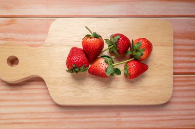 Tahta üzerinde taze çilek. Vejetaryen yemeği. sağlıklı gıda konsepti
