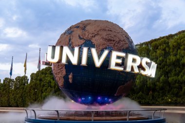 NOV 27 2025 Universal Stüdyoları Japonya: Evrensel Stüdyolar, akşam ışıklarının aydınlattığı mavi gökyüzü karşısında dimdik duruyorlar