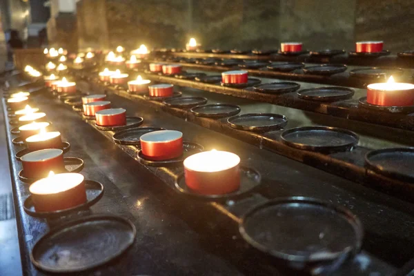 Svíčky v katedrále St. Stephens v Budapešti — Stock fotografie