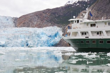 Cruise gemi Alaska'da buzul ile