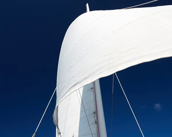 ล่องเรือสีขาวกับท้องฟ้าสีฟ้า — ภาพถ่ายสต็อก