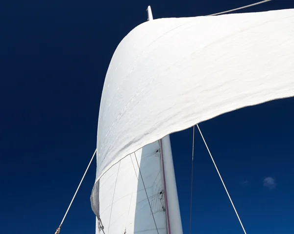 Vela branca contra o céu azul — Fotografia de Stock