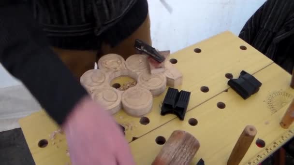 在西班牙加利西亚的一个工艺博览会上 一名工匠手雕刻木料的特写镜头 — 图库视频影像
