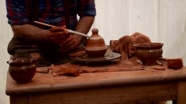 Galiçya, İspanya 'da bir el sanatları fuarında çömlek resmi yapan bir zanaatkar.