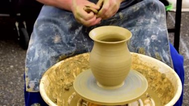 Bir çömlekçi Galiçya, İspanya 'da bir el sanatları fuarında kilden bir parça yapıyor.