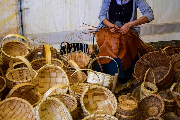 Galiçya, İspanya 'da bir sanat fuarında sepet yapan bir kadın.