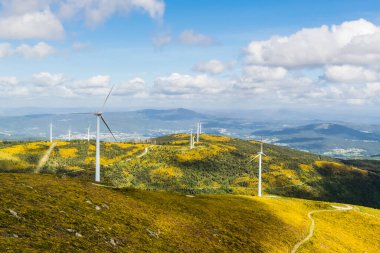 Galiçya, İspanya 'da bir dağdaki rüzgar çiftliğinin güzel manzarası. Yenilenebilir enerji