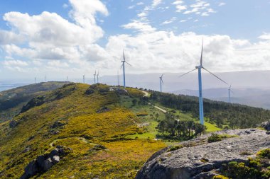 Galiçya, İspanya 'da bir dağdaki rüzgar çiftliğinin güzel manzarası. Yenilenebilir enerji