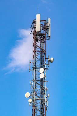 Telekomünikasyon kulesi bulutlu ve arka planda gökyüzü