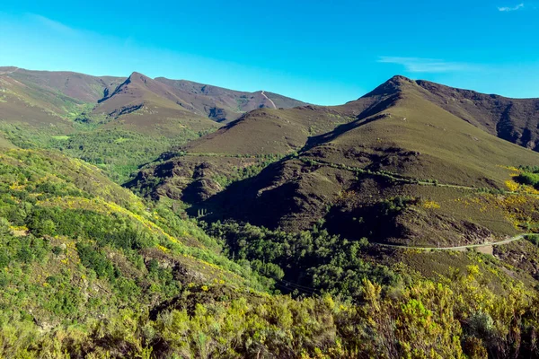 Güzel doğal dağ manzarası O Courel, Galiçya, İspanya