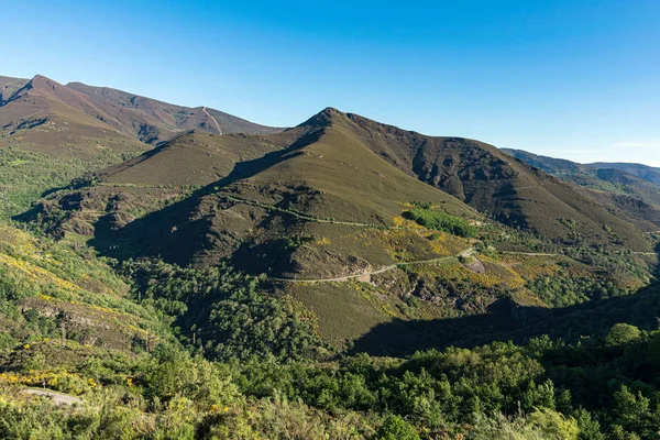 Güzel doğal dağ manzarası O Courel, Galiçya, İspanya