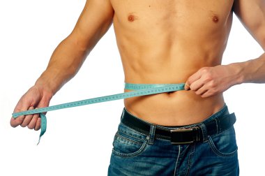 Beyaz arka plan üzerinde izole beline ölçme kaslı bir adam