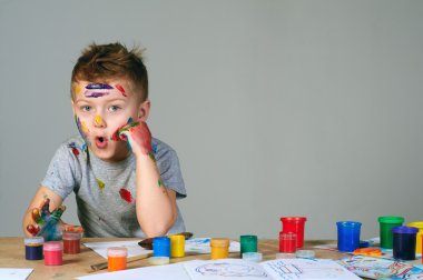 sevimli küçük çocuk okuyamayacağı boyalar ile oynamak