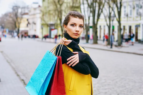 Schönes Mädchen beim Einkaufen in der Stadt — Stockfoto