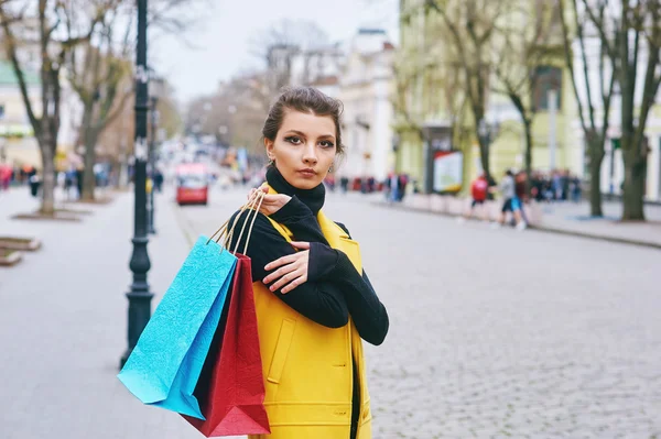 Mooi meisje doen winkelen in de stad — Stockfoto