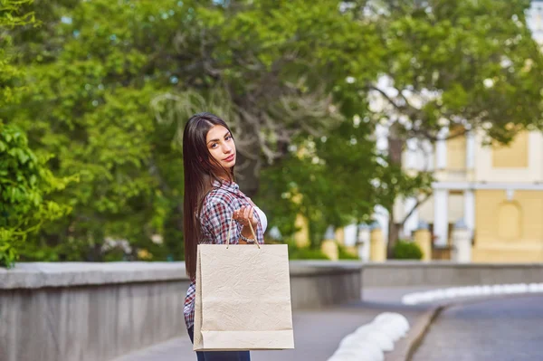 Chica joven con bolsas de compras después de ir de compras en la ciudad —  Fotos de Stock