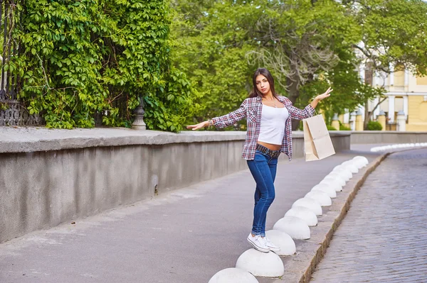 Mladá dívka s nákupní tašky po nakupování v městě — Stock fotografie