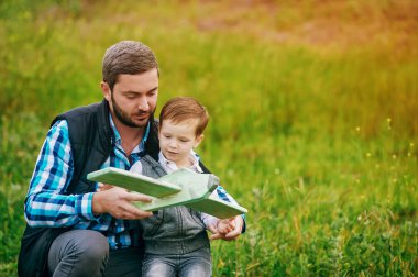 Mutlu baba ve oğlu oyuncak uçakla oynuyor. Bir pilot olmayı hayal et.