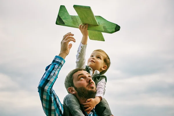 快乐的父亲和儿子一起玩玩具飞机。梦想成为一名飞行员 — 图库照片