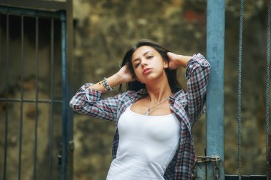 kentin eski veranda bir genç kız portresi