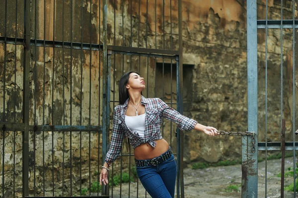 Portrait of a young girl in the city's old patio — Stock Photo, Image