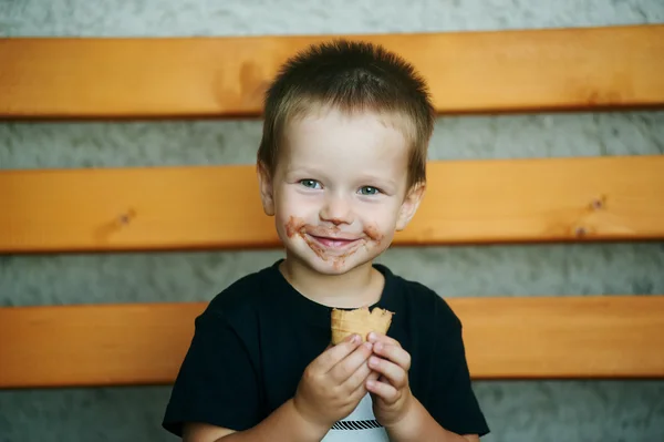 Menino com sorvete, verão, close-up retrato — Fotografia de Stock