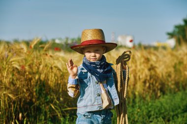 Küçük çocuk alanında Batı tarzı giyinmiş