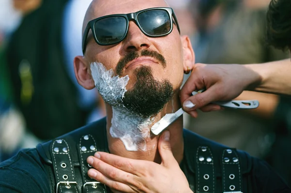 Un joven barbudo, afeitado del barbero —  Fotos de Stock