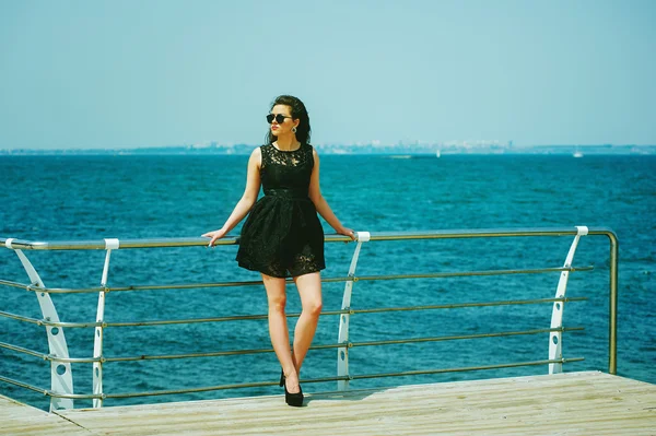 Girl posing on background of sea landscape — Stock Photo, Image