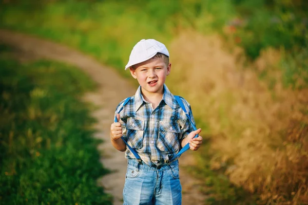 时尚的小男孩，在一个农村的位置 — 图库照片