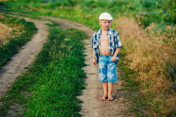 Petit garçon élégant dans un endroit rural — Photo
