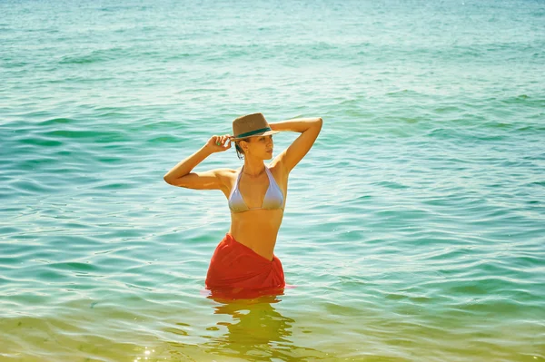 Foto van een mooie jonge vrouw is zonnebaden op de oever van de Zwarte Zee — Stockfoto