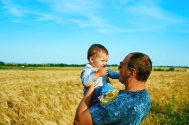 Babası onun kızı mutlu gülümseyen çocuk üst ile konuşuyor. Aile portresi. Babalar günü 