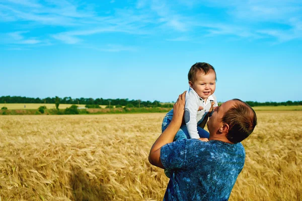 Az apa lánya boldog mosolygó gyermek a szülő beszél. Családi portré. Apák napja — Stock Fotó
